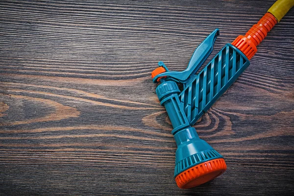 Tubo in gomma per pistola da giardino su tavola in legno concetto di agricoltura — Foto Stock