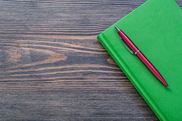Notepad caneta brio no conceito de escritório placa de madeira — Fotografia de Stock