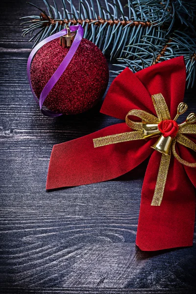 Vánoční červenou mašli míč borové větve svátky koncept — Stock fotografie