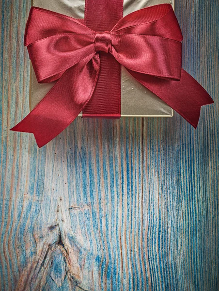 Verpackte Geschenkbox auf Vintage-Holzbrett Grußkarte celebrati — Stockfoto