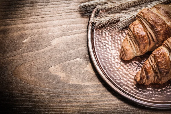 Gyllene vete råg öron färska croissanter koppar bricka på vintage wo — Stockfoto