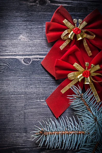 Weihnachten rote Schleife mit Glocken Tannenzweig Urlaub Konzept — Stockfoto