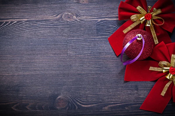 Bola de arcos rojos de Navidad en concepto de vacaciones de madera —  Fotos de Stock