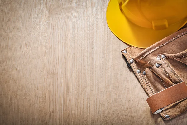 Set gereedschap riem hard hat op houten plank — Stockfoto