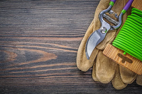 Snoeischaar lederen beschermende handschoenen tuin stropdas draad op hout — Stockfoto