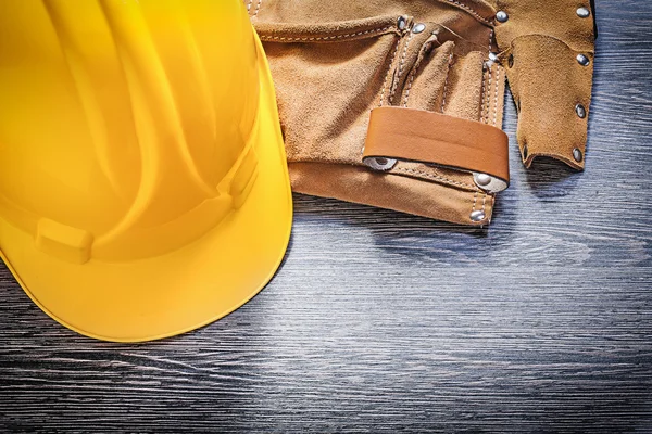 Casco de construcción de seguridad de cinturón de herramientas de cuero en madera tablero de construcción —  Fotos de Stock