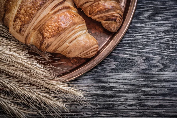 Σίκαλη σιτάρι αυτιά φρέσκα ψωμάκια χαλκού δίσκοs επάνω πίνακα από ξύλο τροφίμων και dri — Φωτογραφία Αρχείου