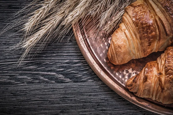 Buğday çavdar kulakları buns bakır tepsi ahşap tahta yiyecek ve içecek c — Stok fotoğraf