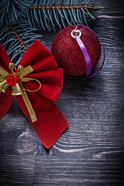 Vánoční červenou mašli míč jehličnaté borovice větev svátky koncept — Stock fotografie