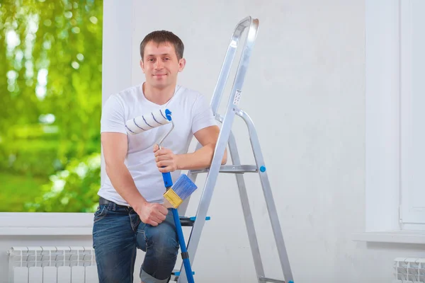 Junge Malerin hält Maler in der Hand — Stockfoto