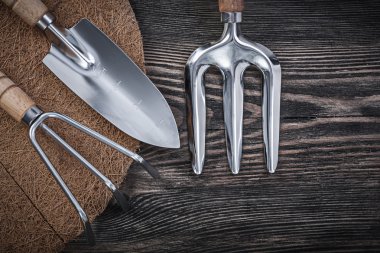 çatal kürek ahşap tahta üzerinde 