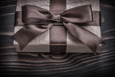 Hediye kutusu kahverengi yay ile  
