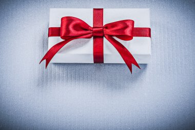 Kırmızı fiyonklu hediye kutusu  