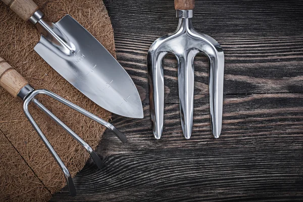 çatal kürek ahşap tahta üzerinde 