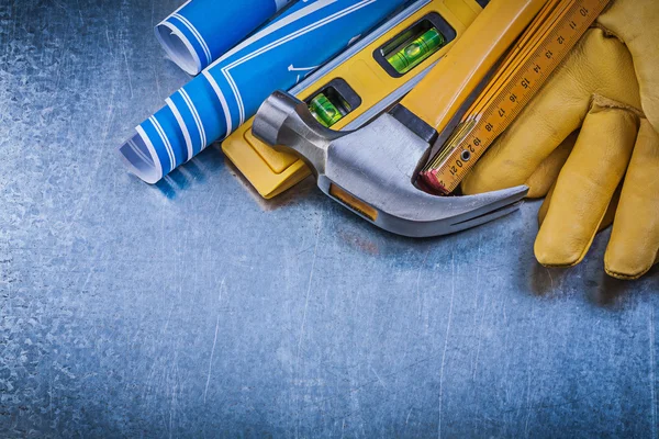 Leather gloves and claw hammer — Stock Photo, Image