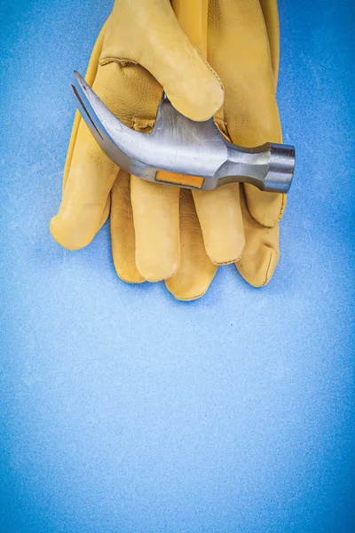 Claw hammer and leather safety gloves — Stock Photo, Image