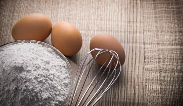 Flour in bowl and eggs — Stock Photo, Image