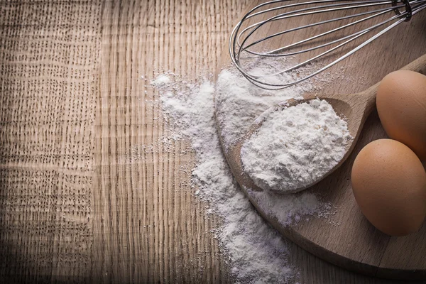 Cucchiaio di legno con uova di farina — Foto Stock