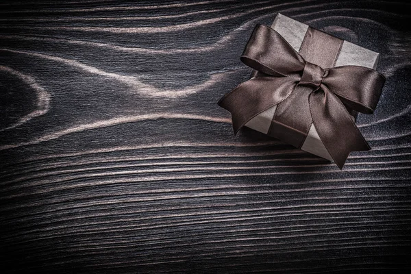 Caja de regalo sobre tabla de madera — Foto de Stock