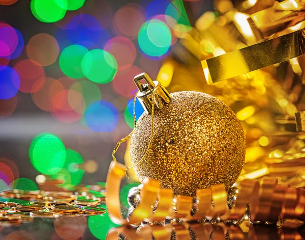 Goldene Weihnachtskugel — Stockfoto