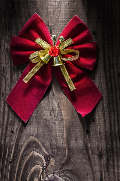 Červené vánoční luk s zlaté zvonky — Stock fotografie