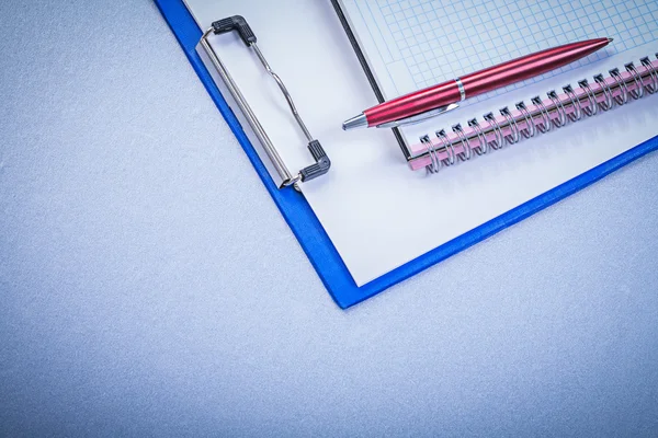 Red brio pen and reminder note — Stock Photo, Image