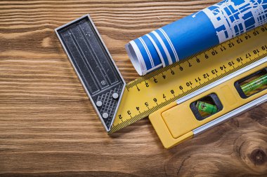 ahşap tahta üzerinde inşaat seviyesi