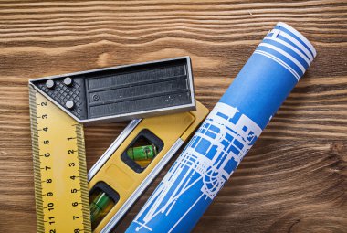 ahşap tahta üzerinde kare cetvel