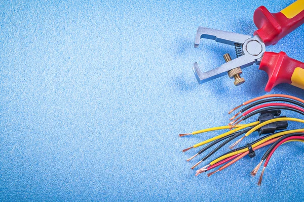 Isolierte Abisolierkabel für elektrische Kabel — Stockfoto