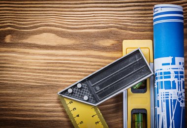 Mavi inşaat seviyesi deneyin kare ahşap tahta üzerinde çizim