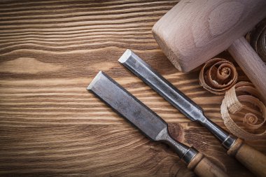 marangoz keskiler ve cips ahşap tahta üzerinde