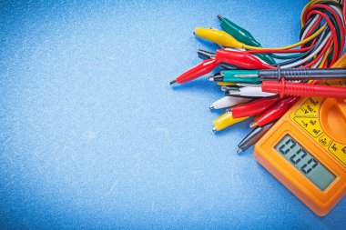 Timsah kablolar dijital multimetre üzerinde mavi arka plan seçecek ayarla.