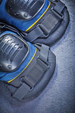 Siyah arka plan üstten görünüm inşaat concep üzerinde diz koruyucular