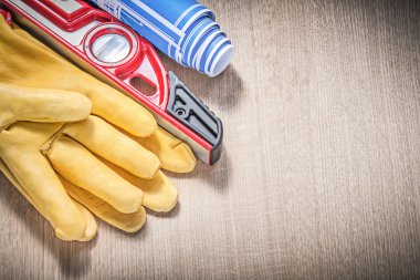 İnşaat seviyesi çizimler ahşap tahta üzerinde koruyucu eldiven