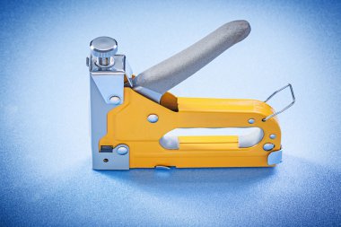 Mavi arka plan doğrudan yukarıdaki sarı inşaat bölümünden zımbalanır