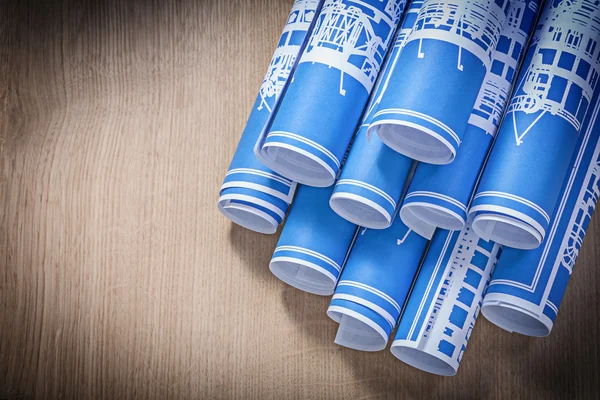 Rollos azules del plano en el cono de la construcción de la vista superior del tablero de madera —  Fotos de Stock