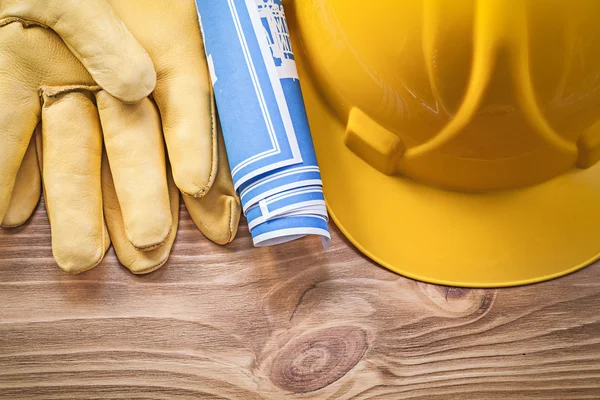 Blauwe blauwdruk hard hat veiligheidshandschoenen op hout boord bouw — Stockfoto