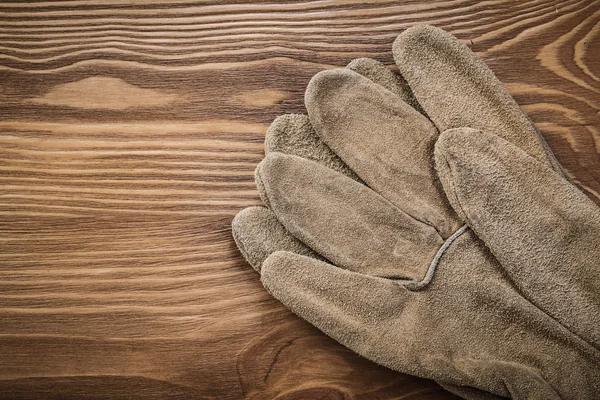 Bruin beschermende handschoenen op vintage hout boord bouw conce — Stockfoto