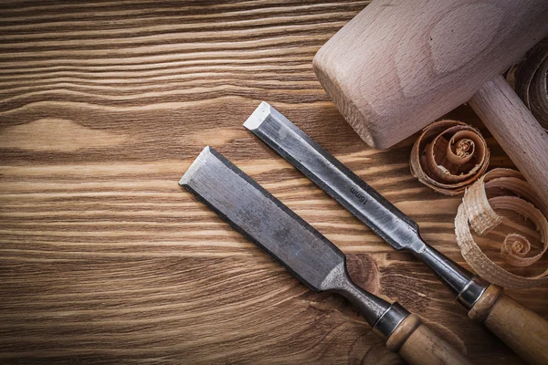 Cinceles y virutas de carpintero en tablero de madera —  Fotos de Stock