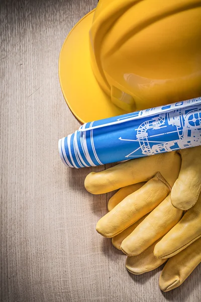 Hard hat lederen veiligheid handschoenen blauw gerold constructietekeningen — Stockfoto