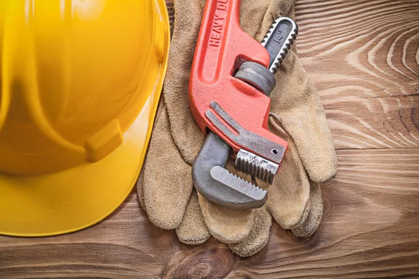 Cappello rigido guanti protettivi scimmia chiave su tavola di legno constru — Foto Stock