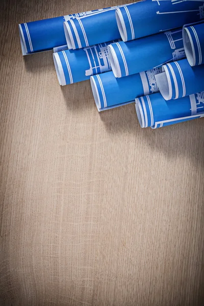 Haufen blauer Blaupause rollt auf Holzbrettkonstruktion — Stockfoto