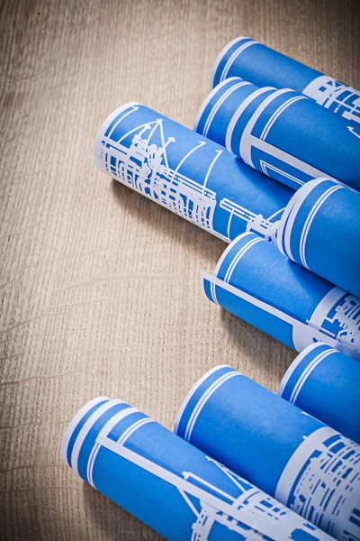 Купка синього відбитка рулонів на дерев'яній дошці концепції будівництва — стокове фото