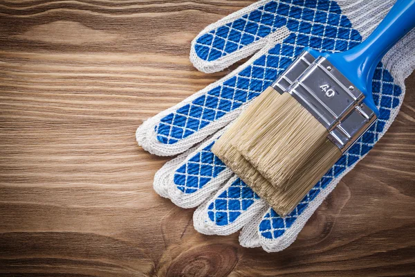 Beschermende handschoenen verf borstels op houten bord bouw conce — Stockfoto