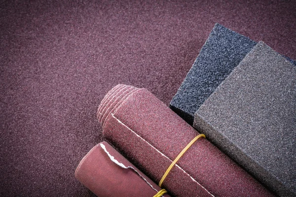 Schuurpapier rollen schuren sponzen op polijsten blad schurende gereedschap — Stockfoto