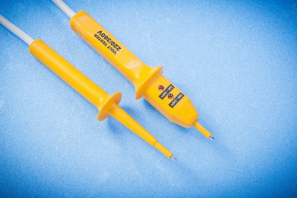 Yellow electrical tester on blue background horizontal view elec — Stock Photo, Image