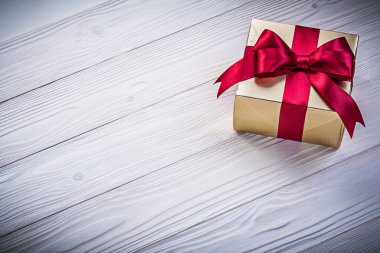 Doğum günü hediyesi ahşap tahta üzerinde kırmızı kurdele ile concep tatil