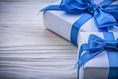 Hediye kutuları ahşap tahta kutlamalar kavramı kompozisyon
