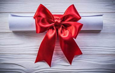 Ahşap tahta tatil kavramı üzerinde kırmızı yay ile Top Kağıt