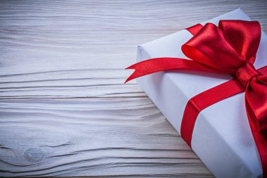 Hemen üstüne tatil kavramı kırmızı yay ile kutusu sunmak